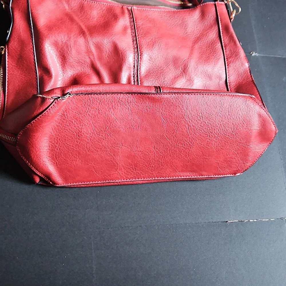 Red Faux Leather Golden Metal Accent Multi Pocket Zipper Purse Adustable Strap - Picture 5 of 11